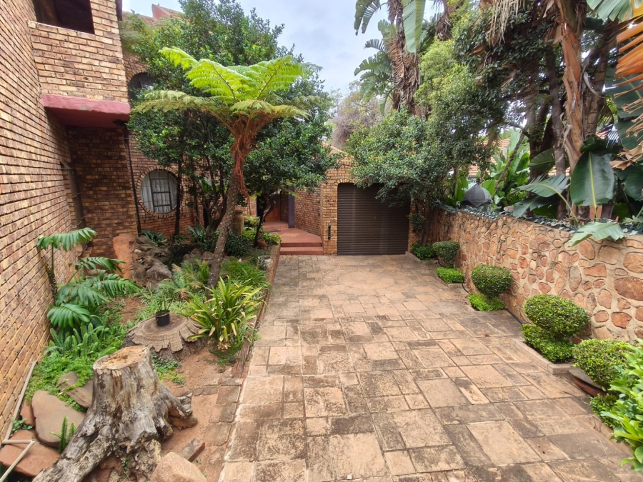 5 Bedroom Property for Sale in Safari Gardens North West